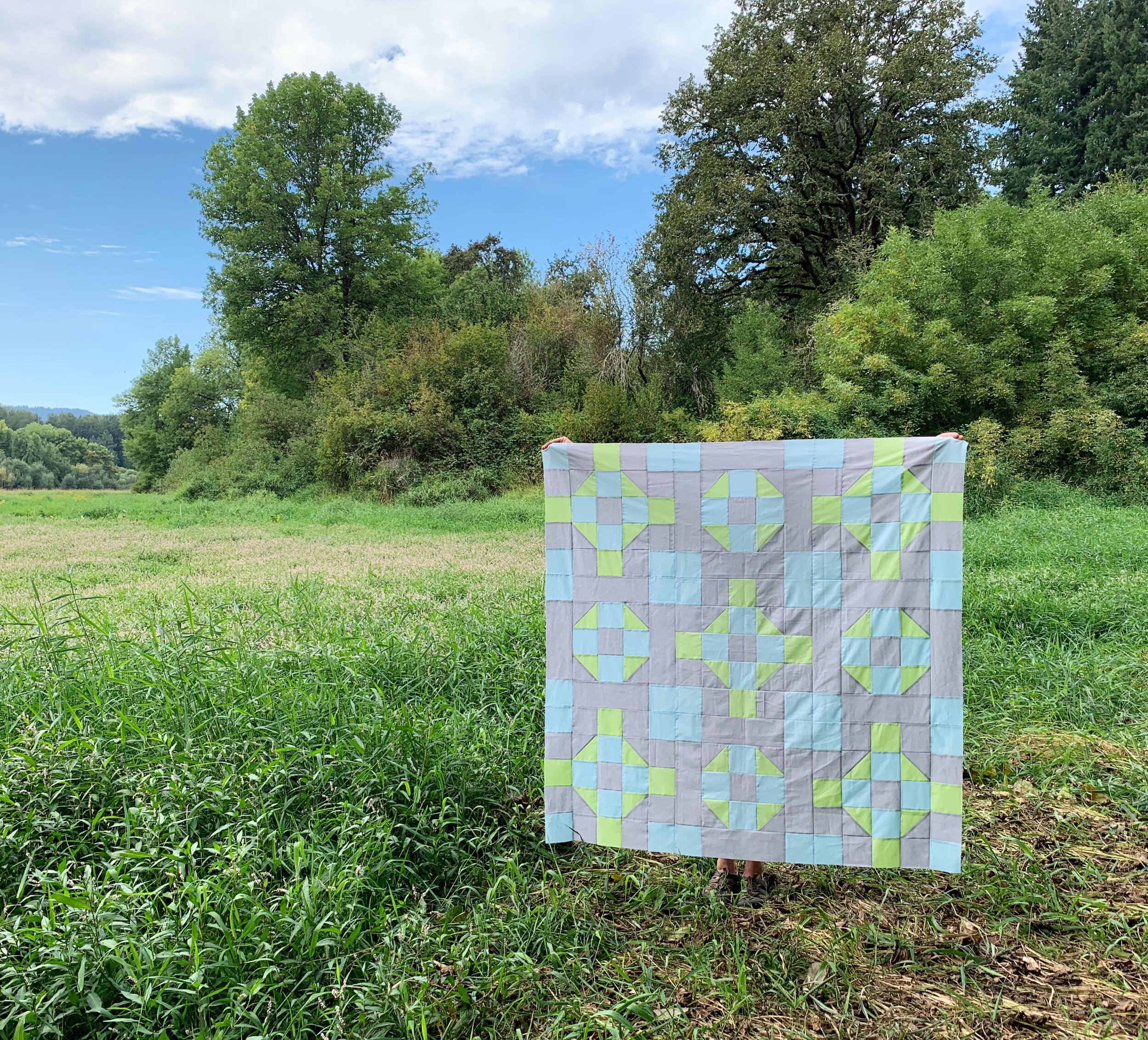 Maker: Lauren Christianson @sewlosewI love how Lauren used colors of contrasting hue but of similar value to make that yellow pop!